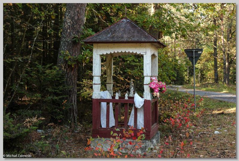 Plik:Flisy kapliczka brogowa.jpg