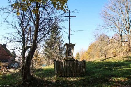 Oleszna Podgórska, krzyż kamienny przydrożny
