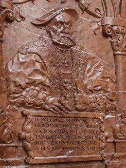 Heinrich Rybisch na swoim nagrobku w farze elżbietańskiej