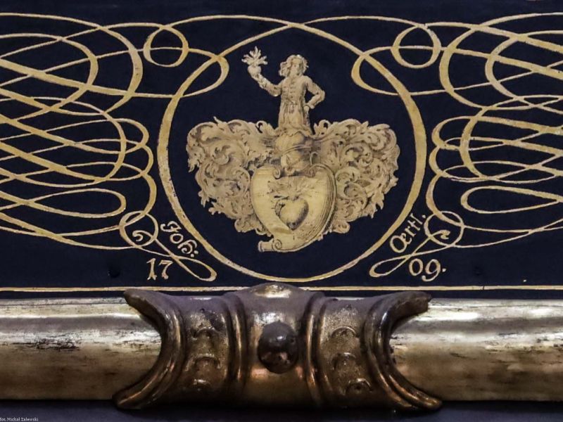 Plik:Neumann herb na epitafium.jpg