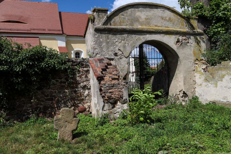 Plik:Wojsław krzyż kamienny.jpg