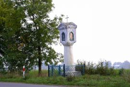 Przydrożna kapliczka latarniowa