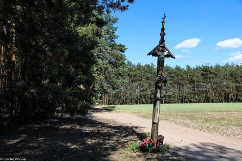 Krzyż przydrożny, Świące