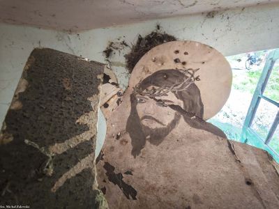 Biała; Chrystus z blachy z drugiego krzyża w kapliczce domkowej (fot. 2025)