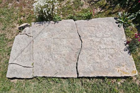 Turów, pow. wrocławski; kamienna płyta nagrobna z rytem krzyża