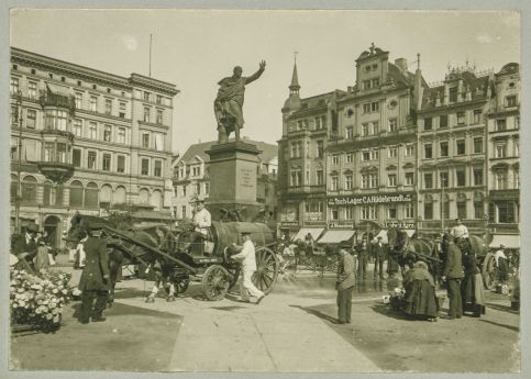 Plac Solny (Blücherplatz), pierzeja północna i fragment zachodniej. Wylot ul. Kiełbaśniczej i Ruskiej. Pomnik Blüchera. Targ. Fot. 1909.