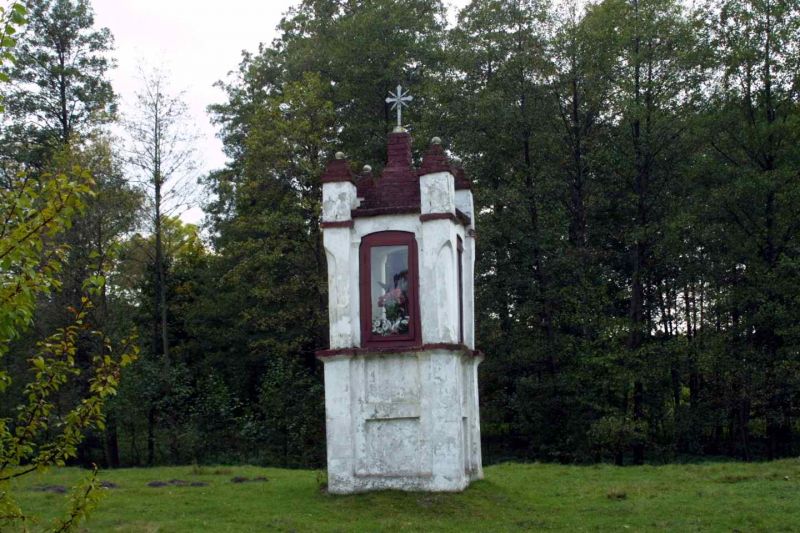 Plik:Wólka Okrąglik, kapliczka neogotycka.jpeg