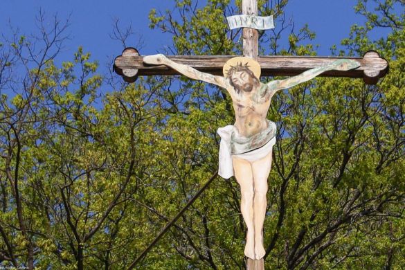 Karlowe Wary; krzyż z poprzedniego zdjęcia w roku 2025; nad promenadą na lewo od Grandhotel Pupp