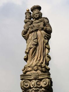 Matka Boska z Dzieciątkiem (Immaculata) na kolumnie maryjnej w Mladkowie.