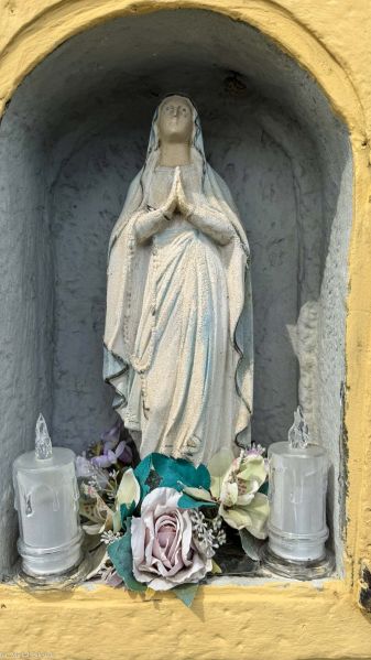 Plik:Żuków kapliczka 2025 c.jpg