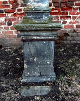 2. Jaszkotle, podstawa kolumny (fot. 2013)