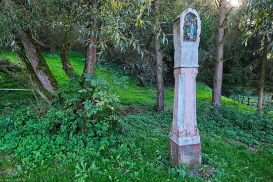 Marczów, pow. lwówecki. Kamienna kapliczka osadzona na kole młyńskim, neiczytelne inskrypcje, 1700?