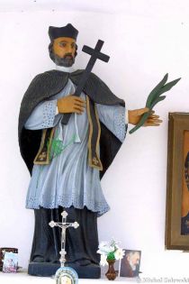 Rzeźba św. Jana Nepomucena w kapliczce przydrożnej w Nowinach Horynieckich