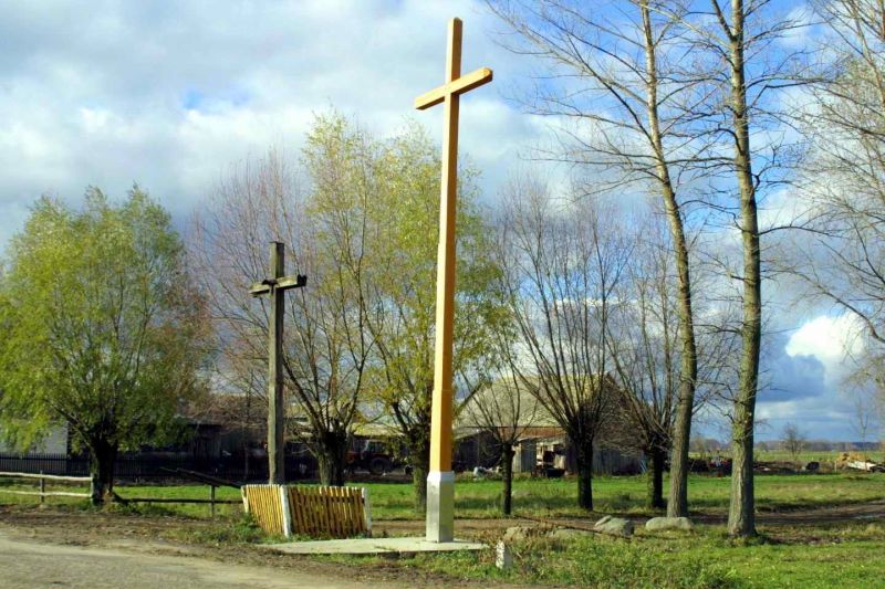 Plik:Rząśnik krzyże drewniane.jpeg