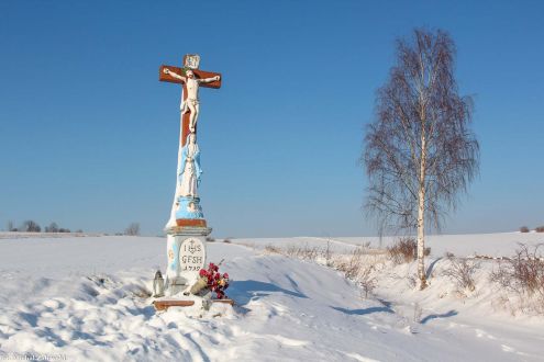Krzyż, figura przydrożna z 1715 r. w Ratnie Górnym pow. kłodzki