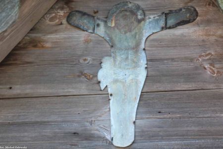 Chrystus wycięty z blachy na kapliczce domkowej, Bieliny, świętokrzyskie, kielecki