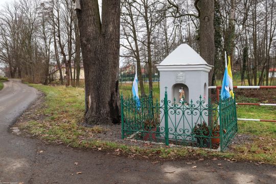 Gościszów, pow. bolesławiecki; kapliczka wnękowa z inskrypcją osadników z Bośni (1946)