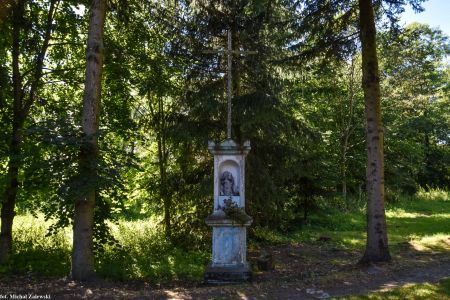 Metalowy krzyż przydrożny z blaszanym Chrystusem