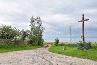 Drewniany krzyż przydrożny