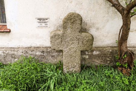 Brzeźnica, pow. prudnicki, gm. Biała. Kamienny krzyż ze słabo widoczną inskrypcją: A. KLVS. FRUNSKA i daty: 1610. Być może oznacza A. Klaus z Frącków. Frącki to kolonia w pobliżu której krzyż stał niegdyś (do 1889 r.). Na ścianie koło krzyża typowa przy kamiennych krzyżach tabliczka wprowadzająca w błąd. Bardzo mało prawdopodobne, że to krzyż pokutny.