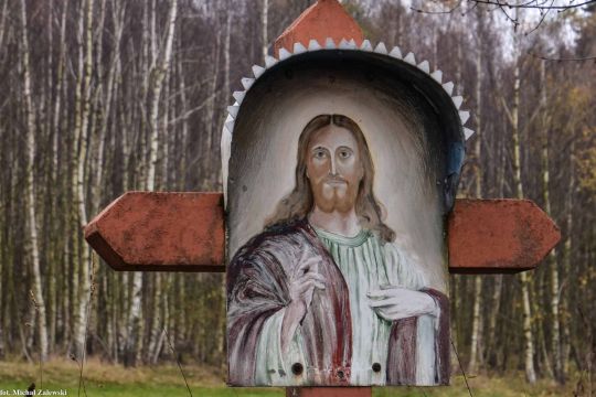 Krzyż z z Chrystusem malowanym na blasze w Lądku-Zdroju