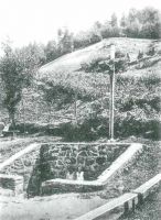 Źródło Grunwald z widocznym krzyżem z Chrystusem z blachy, fot. koniec lat 20. XX w.