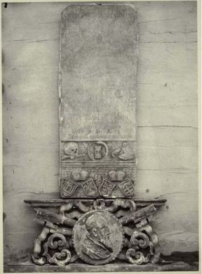 Nagrobek Jana Sapiehy. wojewody podlaskiego, założyciela Kodnia, zmarłego w 1517 r., w cerkwi zamkowej w Kodniu. Kolumny i Pogoń Jagiełłów oraz Lilie i Lis Sapiehów.