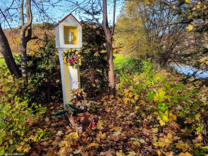 Nielestno, pow. lwówecki; słupowa kapliczka kamienna