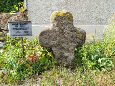 Roztoki, pow. żarski, gm. Jasień. Jedna z legend mówi, że krzyż upamiętnia śmierć dziewczyny z Roztok zabitej przez młodzieńca z Biedrzychowic, którego zaloty odrzuciła. Inny przekaz wskazuje na upamiętnienie zabójstwa przez mieszkańców wsi francuskiego oficera napastującego młodą dziewczynę.