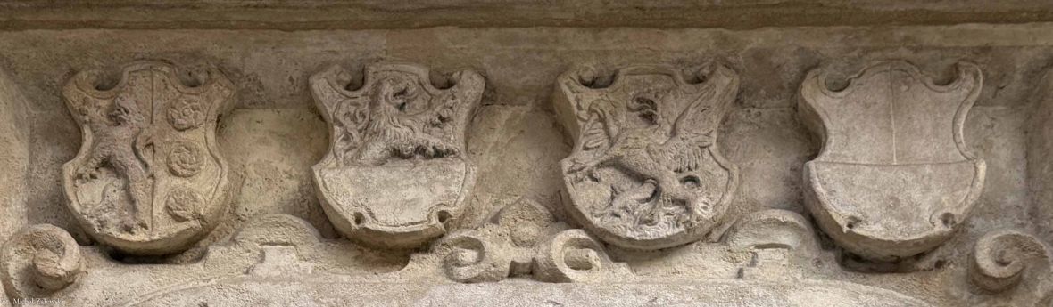 Skrajny po lewej stronie patrzącego, heraldycznie prawy, herb Schubartów na epitafium Lorenza Schubarta (1494-1573) i jego żony Anny (zm. 1551) z domu Althoff. Północna fasada fary elżbietańskiej.