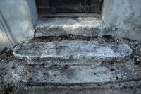4. Stopień przed drzwiami dawnej plebanii (fot. 2012)