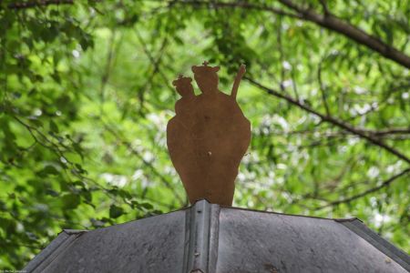 Rogówek, Kłodzko; blaszana Matka Boska z Dzieciątkiem wieńcząca kapliczkę domkową