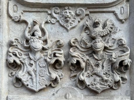 Po prawej stronie patrzącego, heraldycznie lewy, herb Althoffów na epitafium Lorenza Schubarta (1494-1573) i jego żony Anny (zm. 1551) z domu Althoff. Północna fasada fary elżbietańskiej.