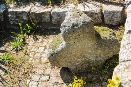 Zielona Góra Ochla; krzyż wiązany jest bez podstaw z zabójstwem z 1604 r.; zobacz Krzyż kamienny w Ochli (Zielona Góra).