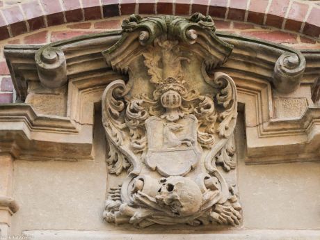 Herb von Wolff nad wejściem do zakrystii wrocławskiej fary elżbietańskiej