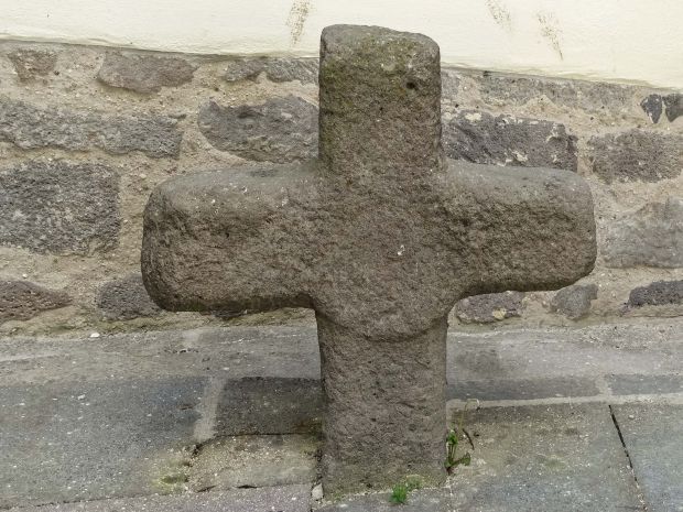 4. Großen-Buseck w Hesji; kamienny krzyż przy kościele ewangelickim z wizerunkiem krążka (bochenka) jako późnośredniowieczny znak cechowy piekarzy (wys. 71 cm, tuf bazaltowy[1].