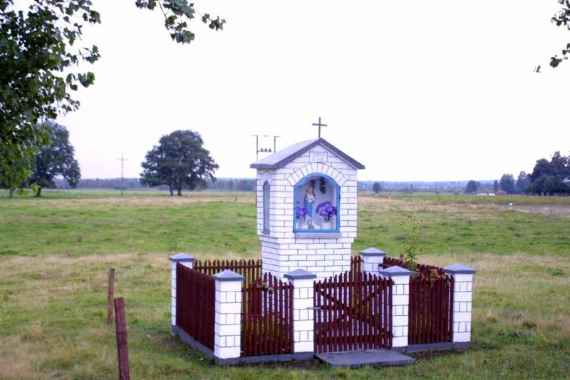 Plik:Łacha, kapliczka 1995.jpeg