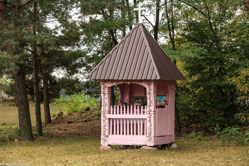 Plik:Bidaczów kapliczka brogowa.jpg