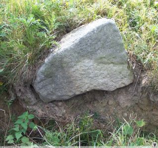 Studnica, pow. legnicki, gm. Miłkowice; stopka zaginionego kamiennego krzyża z fragmentem niezidentyfikowanego rytu przy drodze do Legnicy