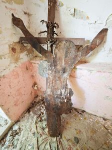 Biała; Chrystus z blachy z pierwszego krzyża w kapliczce domkowej (fot. 2025)