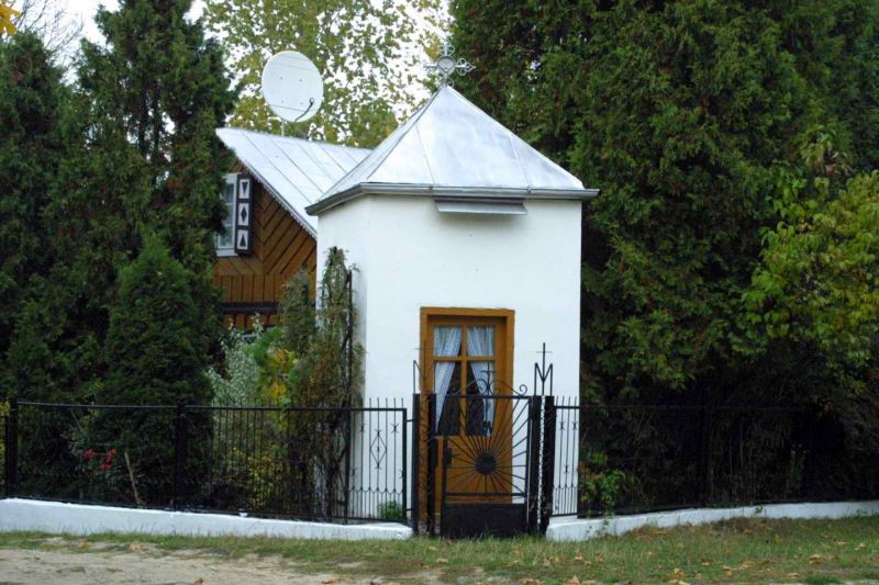 Plik:Knychówek, kapliczka domkowa.jpeg