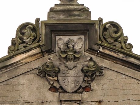 Herb von Scholtzów na bramie posesji w Osieku, pow. średzki