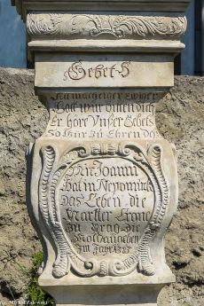 7. Inskrypcja z przodu na cokole pomnika św. Jana Nepomucena w Świdnicy Polskiej