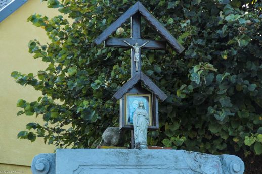 2. Drewniany krzyż kapliczką skrzynkową i figurka Maryi na cokole (fot. 2913).