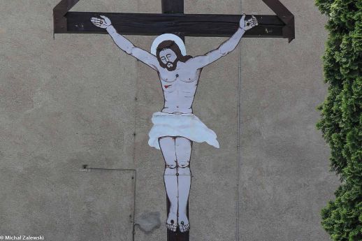 Chrystus z blachy na krzyżu przydrożnym w Pełcznicy