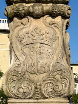 Św. Jan Nepomucen, Cieplice; cokół lewa strona widza (fot. 2025)