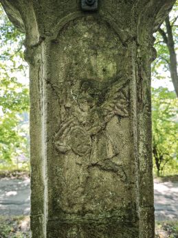 Krajanów-Kolonia, pow. kłodzki; Archanioł Michał na cokole metalowego krzyża z 1809 r.