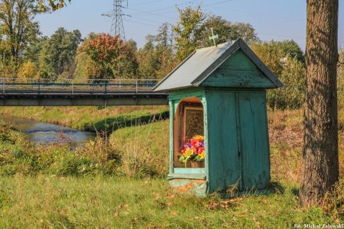 Kapliczka przydrożna nad Białą Ładą