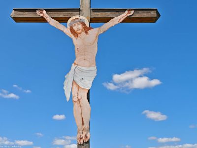 Brzeziny gm. Skoroszyce; krzyż z Chrystusem z blachy na cmentarzu