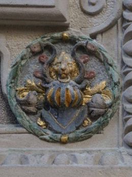 Hełm herbu Rybisch na epitafium Katarzyny Rybisch z domu von Czechau (zm. 1572), żony Zygfryda Rybischa (1530-1584) w farze elżbietańskiej